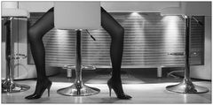 - Bar -