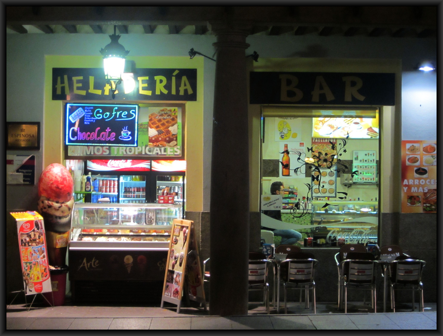 Bar in Spanien bei Nacht