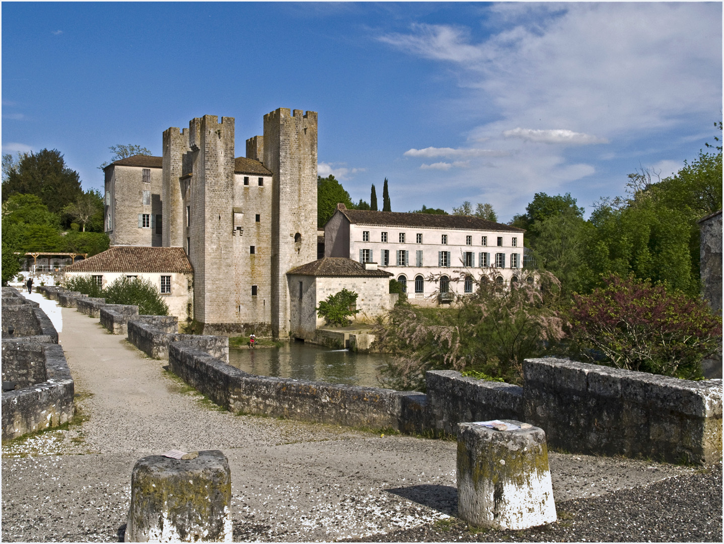 Barbaste : le moulin fortifié et le pont roman sur la Gélise  --  Lot-et-Garonne