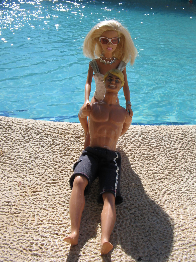 Barbie und Ken am Pool