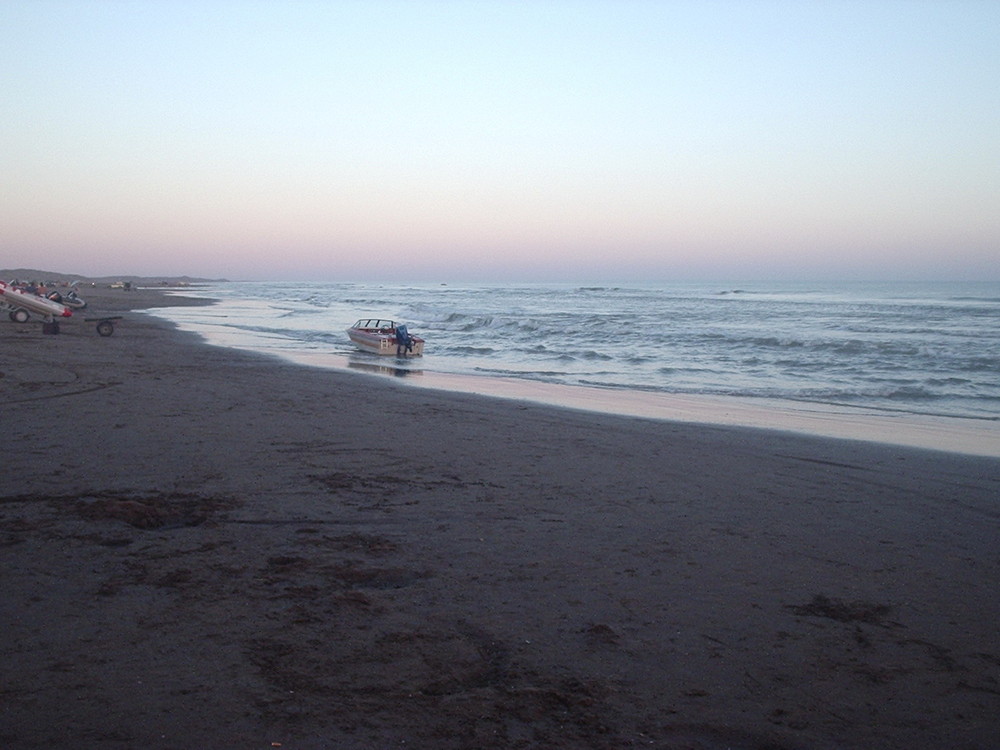 Barca a orillas del mar(Orense,Argentina)