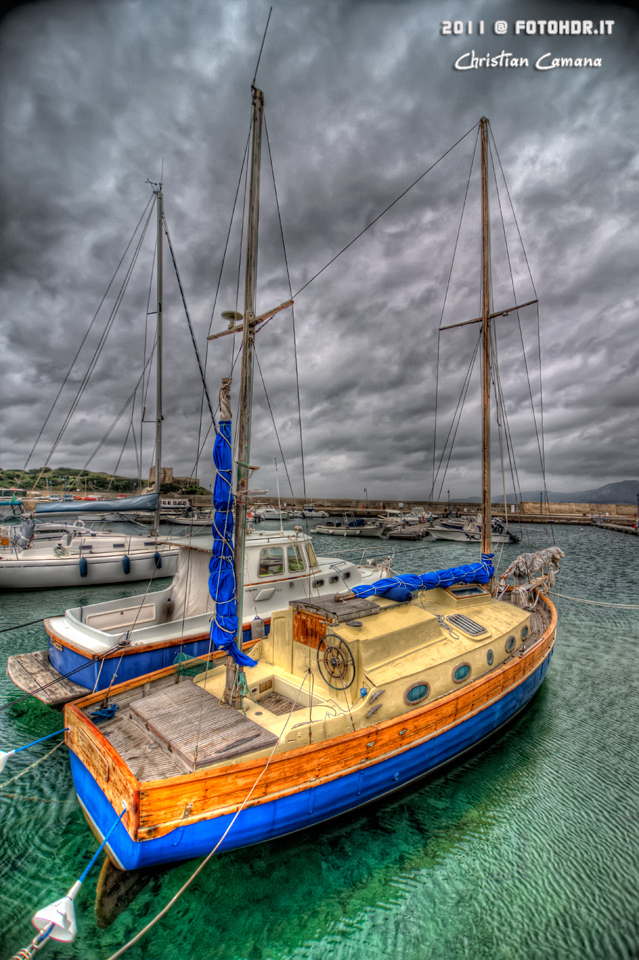 Barca a vela ormeggiata al porto di Villasimius 2 (Cagliari) Foto