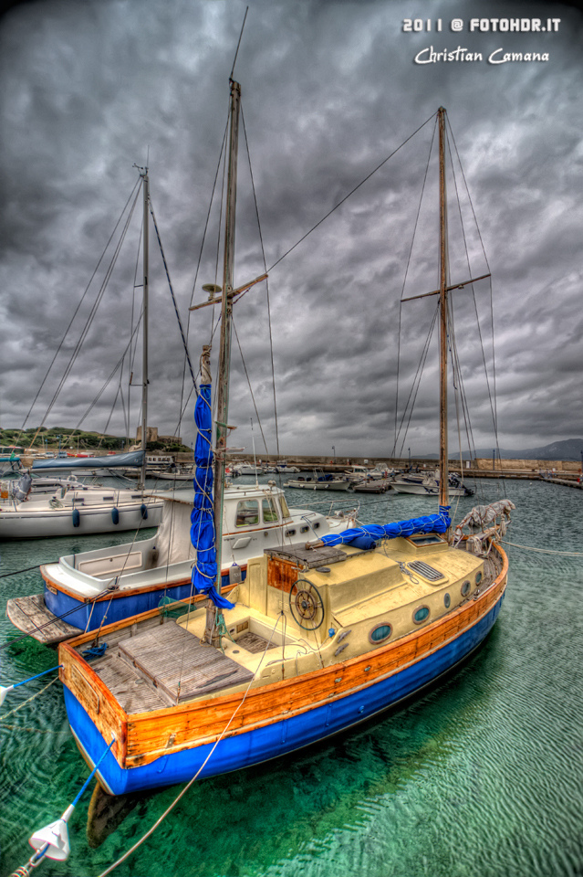 Barca a vela ormeggiata al porto di Villasimius 2 (Cagliari)