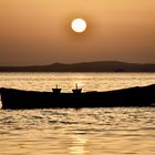 Barca al tramonto Corongiuali Matzaccara Sud Sardegna 