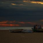 Barca de pesca, con jóvenes conversando...