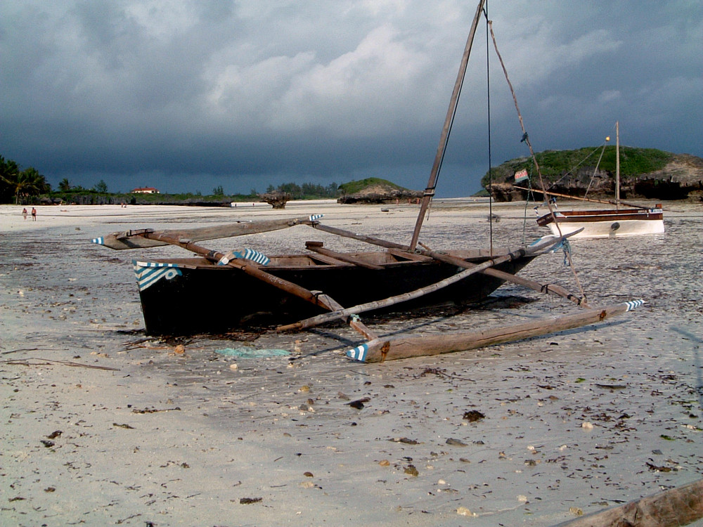Barca keniota in secca (bassa marea)