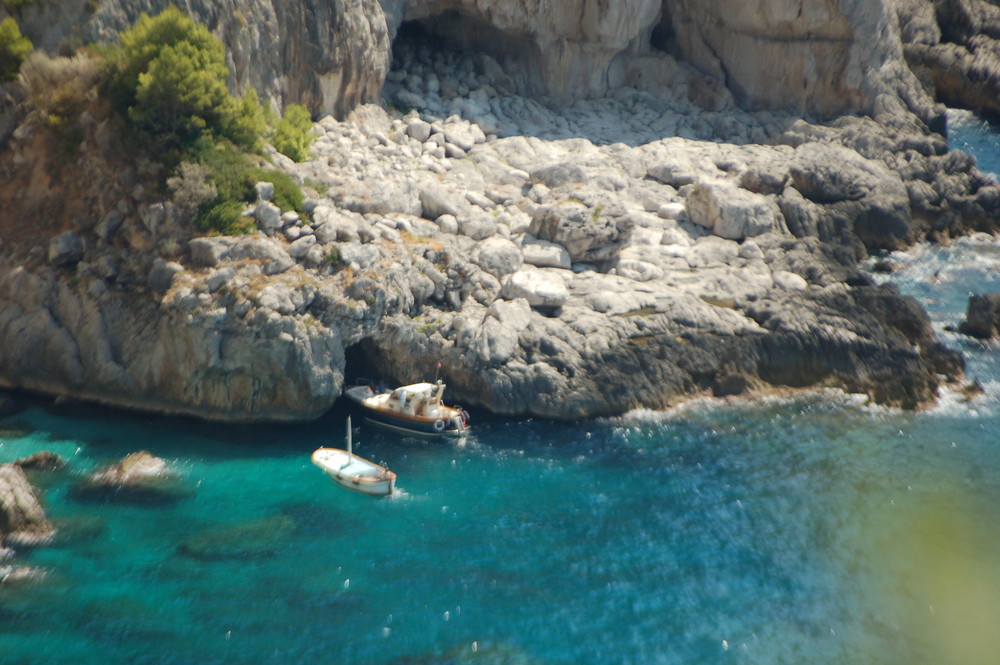 barca nella grotta