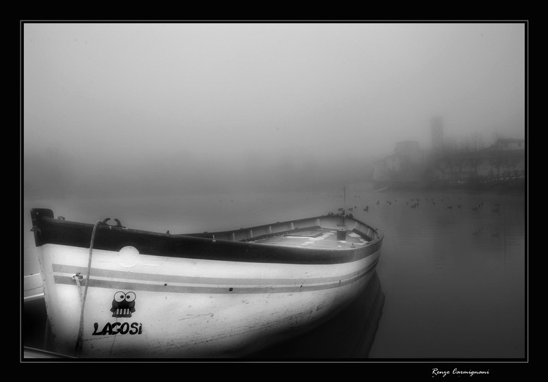 Barca nella nebbia