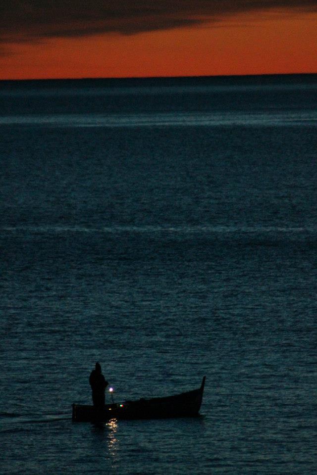 Barca sul mare al tramonto