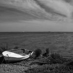 Barca y silla frente a las salinas de la Punta de la Banya