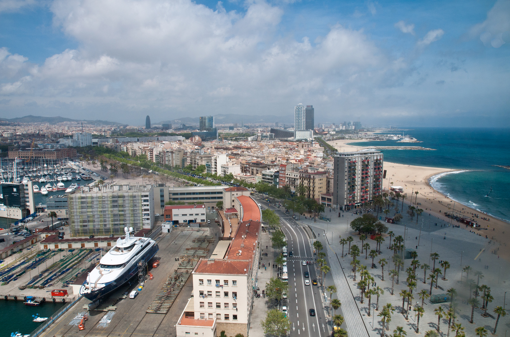 Barcelona - Blick auf Barceloneta und den Strand