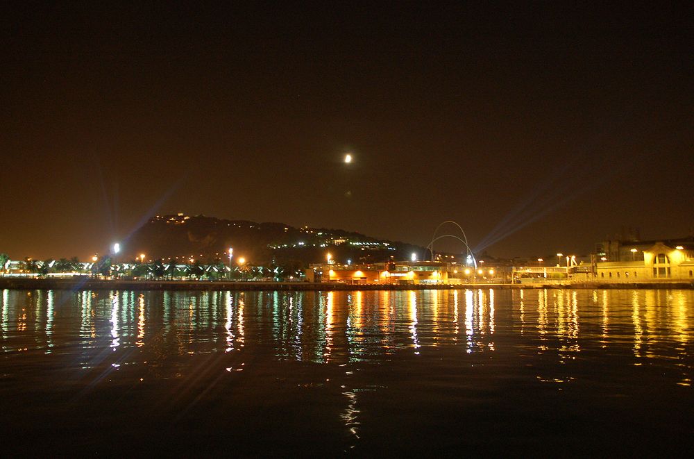 Barcelona - Castell bei Nacht im herrlichen Sommer 2010 von Fantasieträgerin 