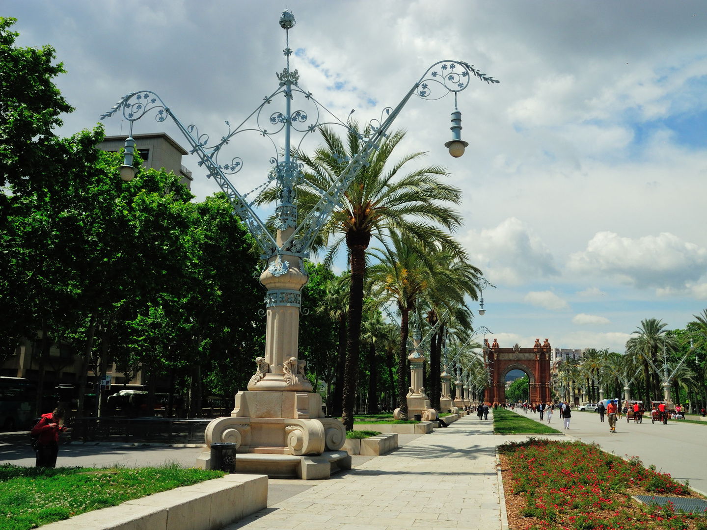 Barcelona; im Hintergrund der Arc de Triomf