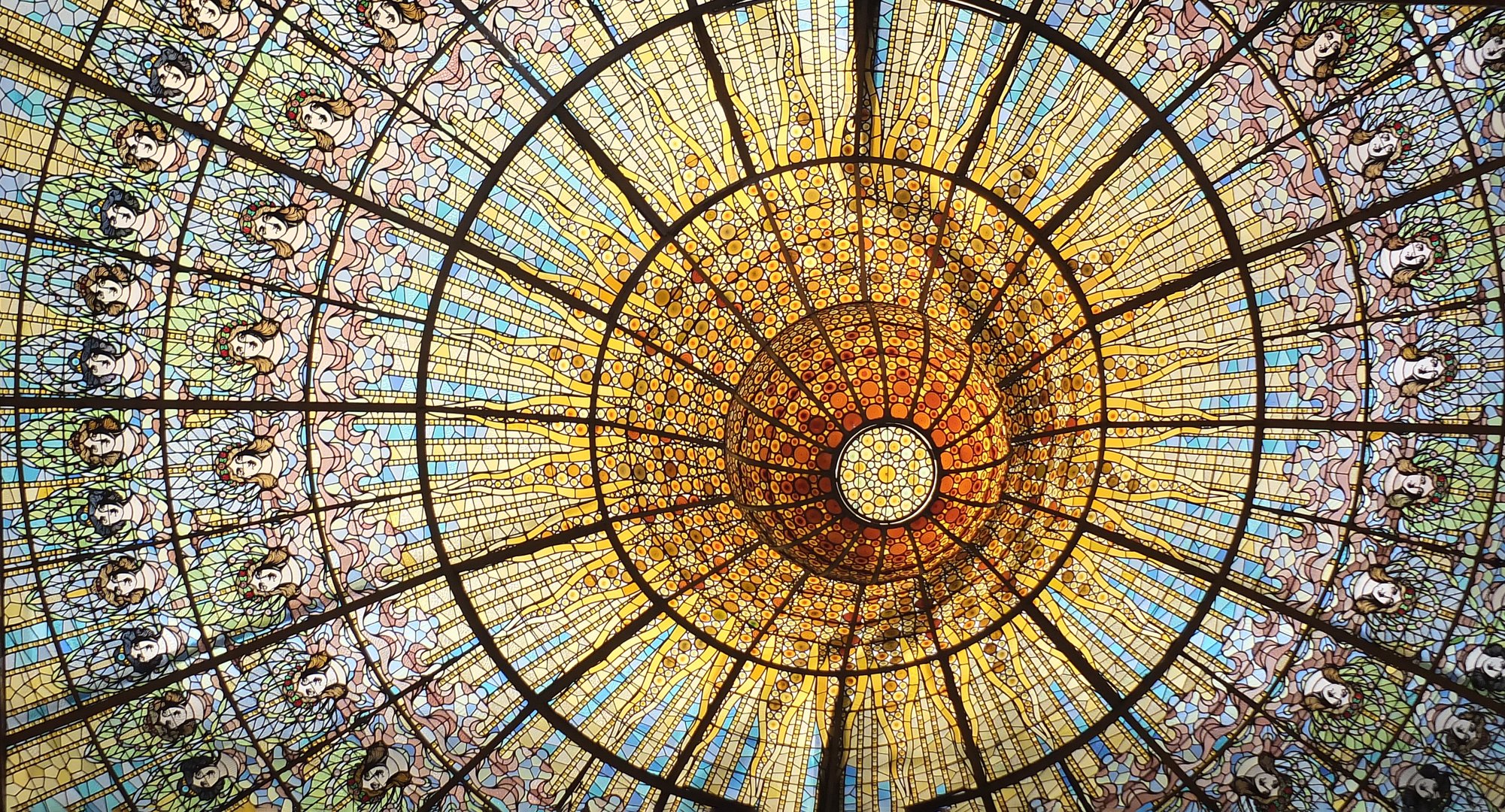 Barcelona Kuppelfenster