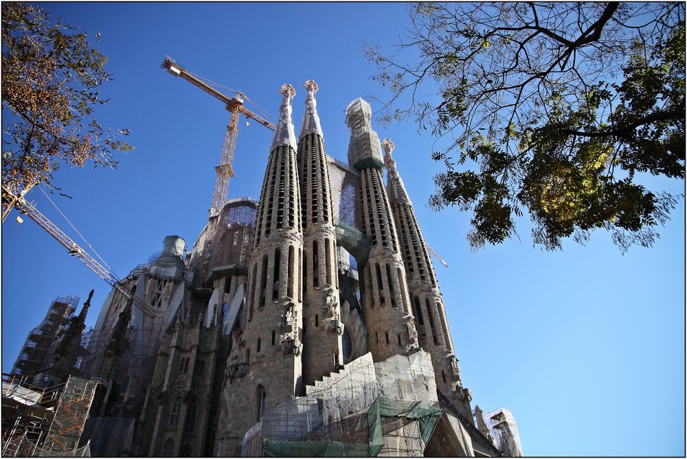 Barcelona, la "Sagrada Familia", mit Baukranen.