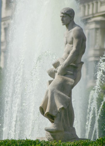 Barcelona Plaza Catalunya Statue