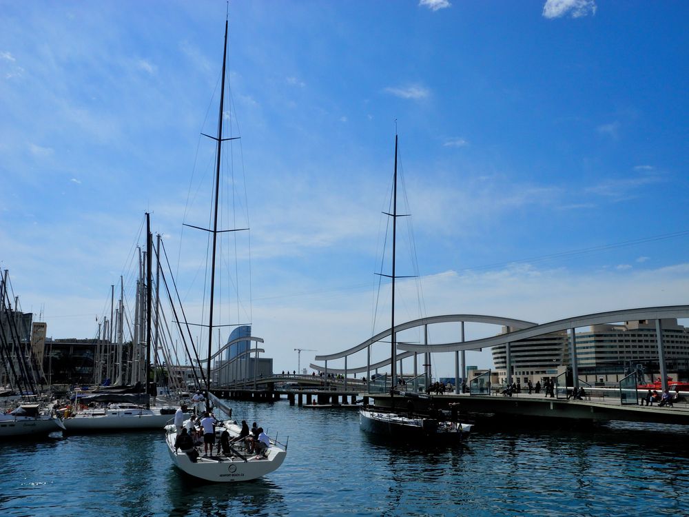 Barcelona; Rambla de Mar mit Blick auf die Holzbrücke