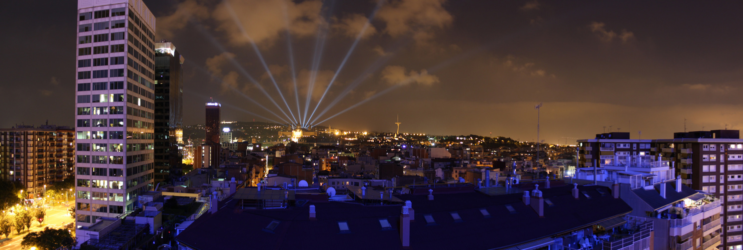 Barcelona und Montjuïc bei Nacht