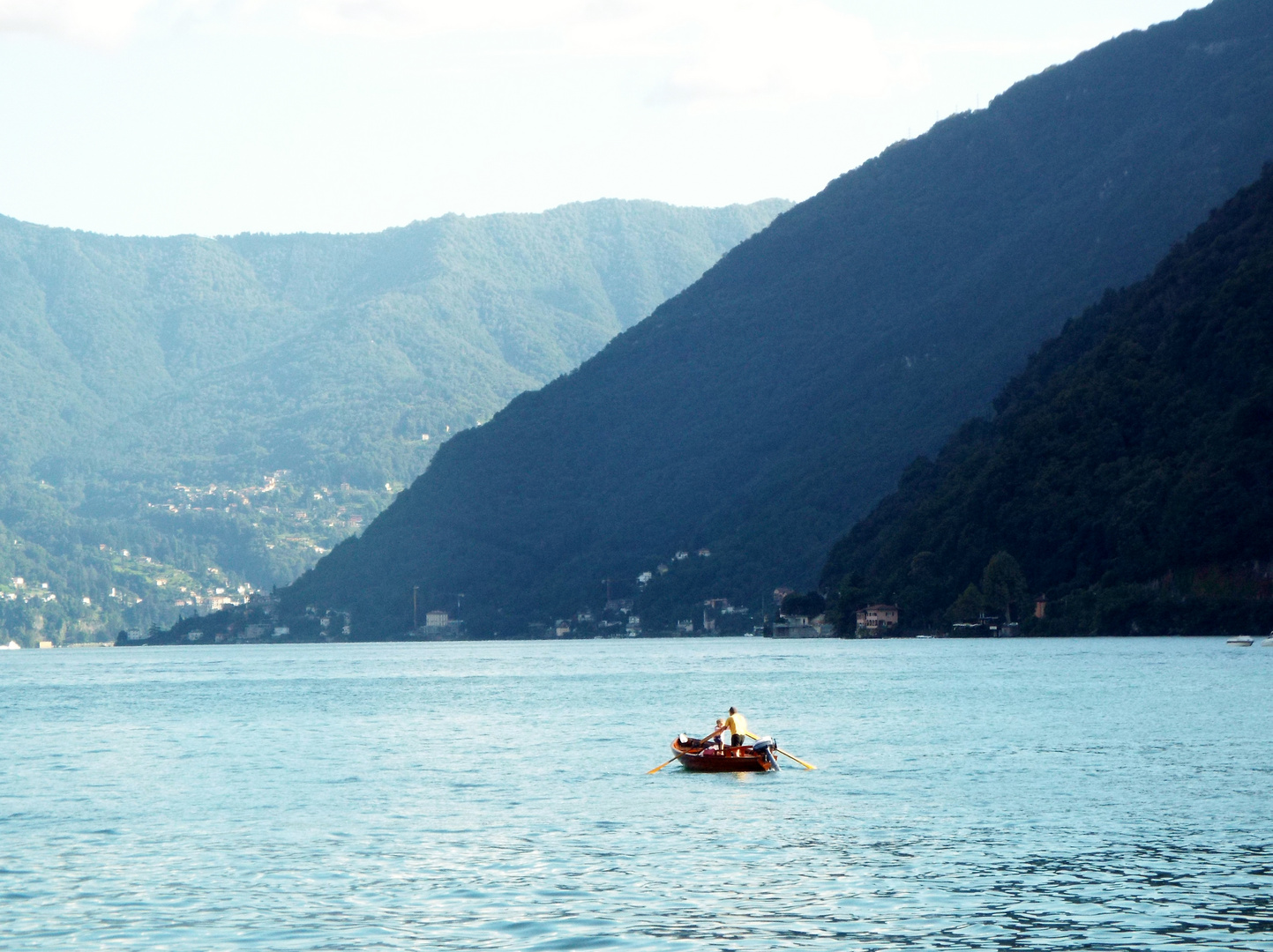 barchetta in mezzo al lago