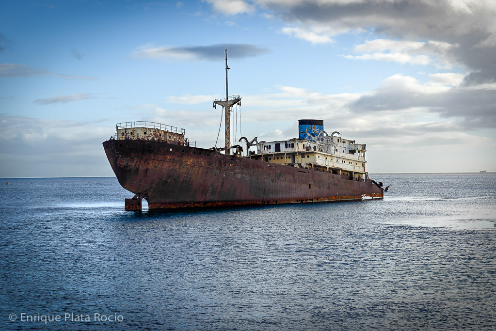 Barco abandonado.Puerto de Naos.Arrecife