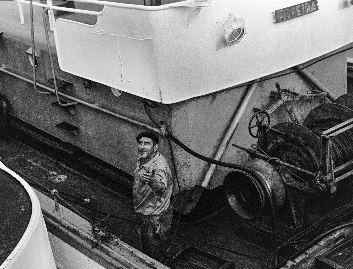 BARCO DE PESCA DE ARRASTRE, CON PESCADOR