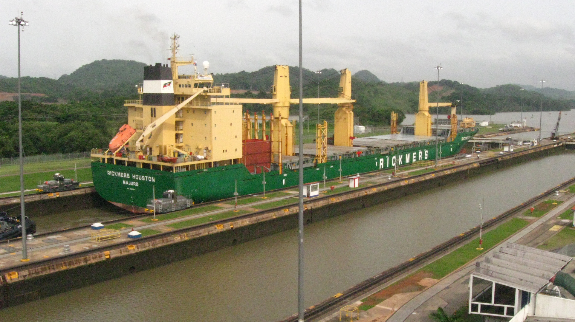 Barco pasando sobre el canal de panama. 9:35 de la mañana del dia martes 3 de Agosto 2009