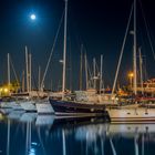 Barcos descansando bajo la luna llena