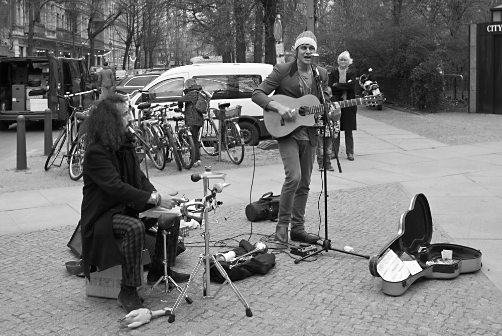 Barde mit Perkussionist