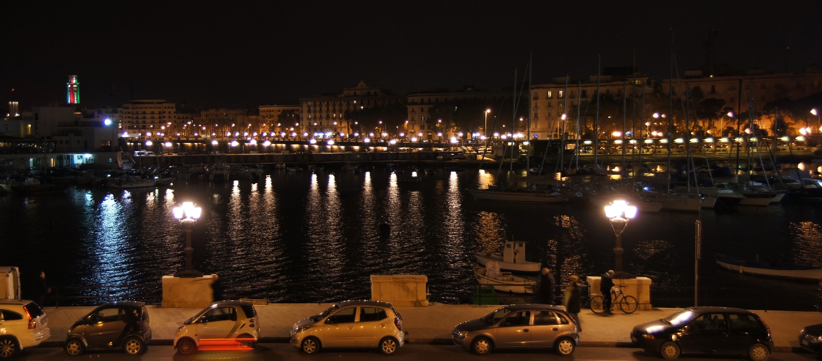 Bari bei Nacht - Richtung Hafen