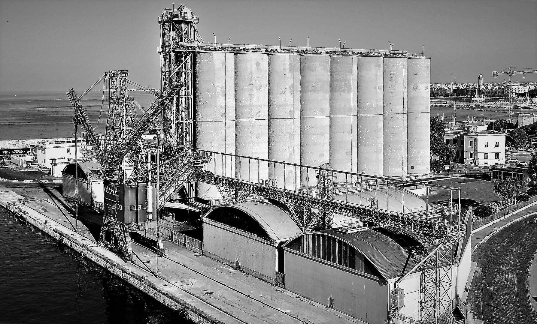 Bari - Ein Teil des Industriehafens 