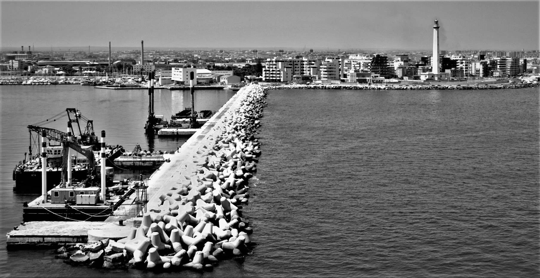 Bari - Langsames Einlaufen in den Hafen