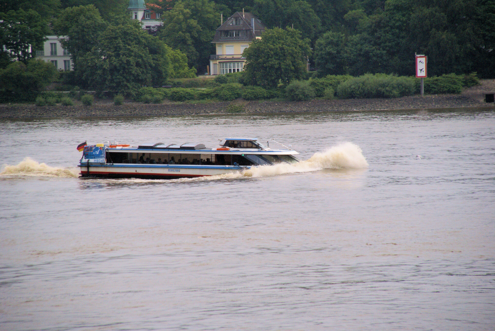 Barkasse auf der Elbe im Kampf mit den Wellen