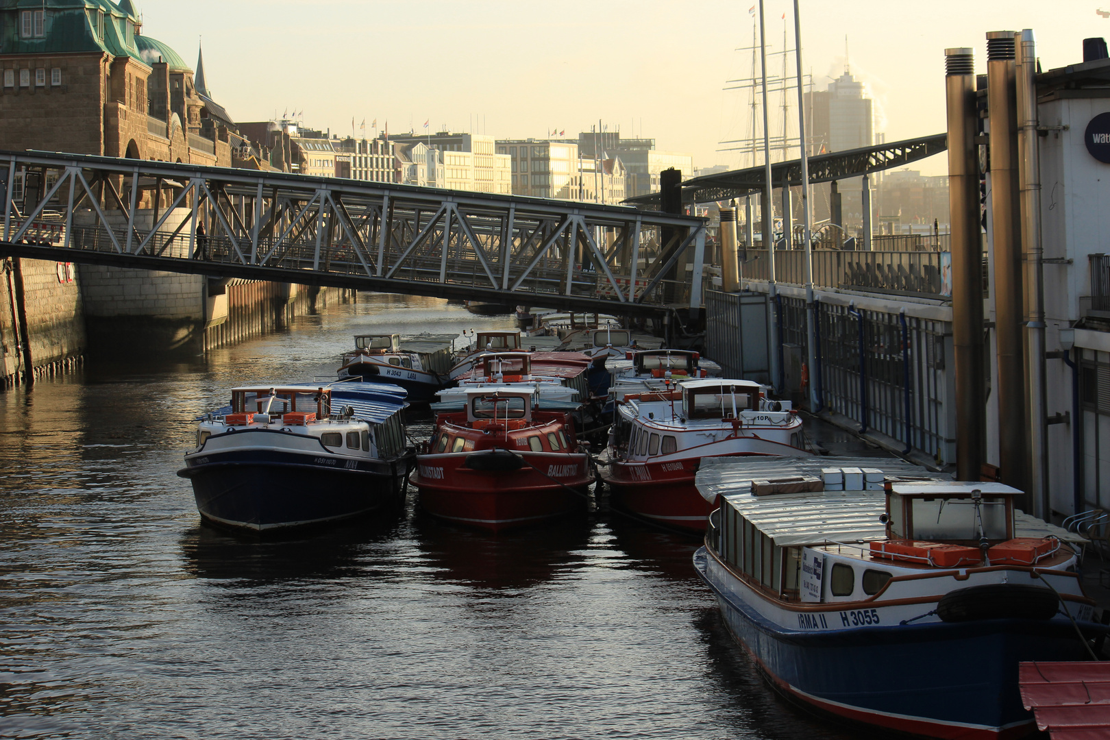 Barkassen an den St. Pauli Landungsbrücken im Hamburger Hafen