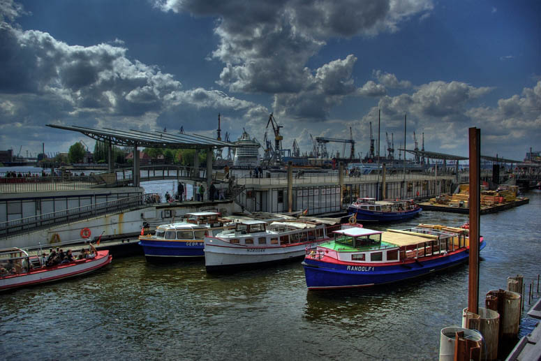 Barkassen auf der Elbe