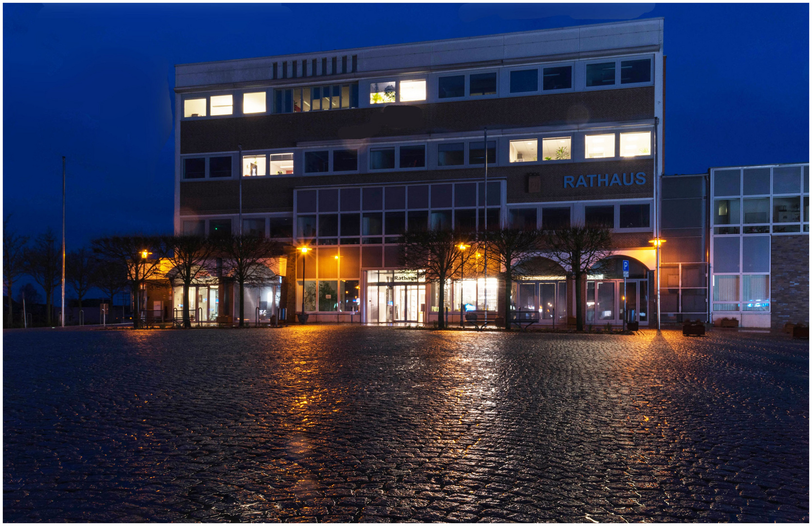 Barmstedter Rathaus Foto & Bild | world, nachtaufnahme, europa Bilder ...