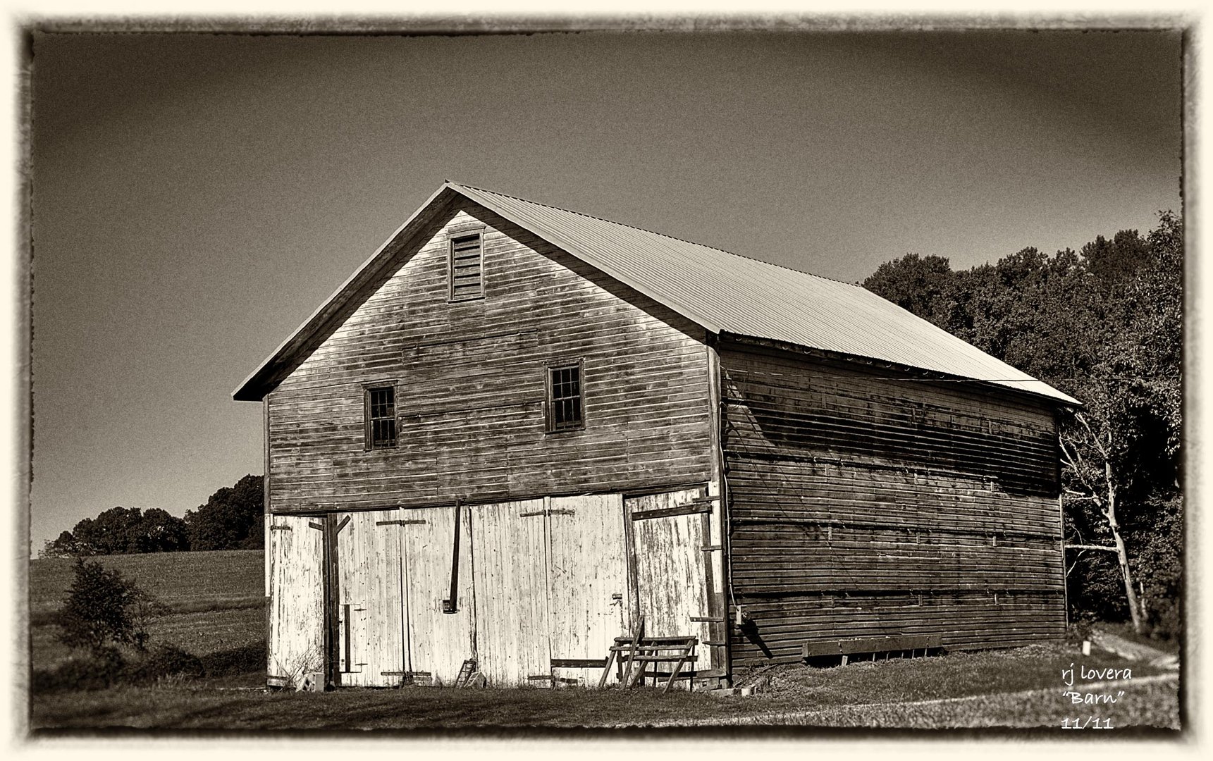 barn B&W