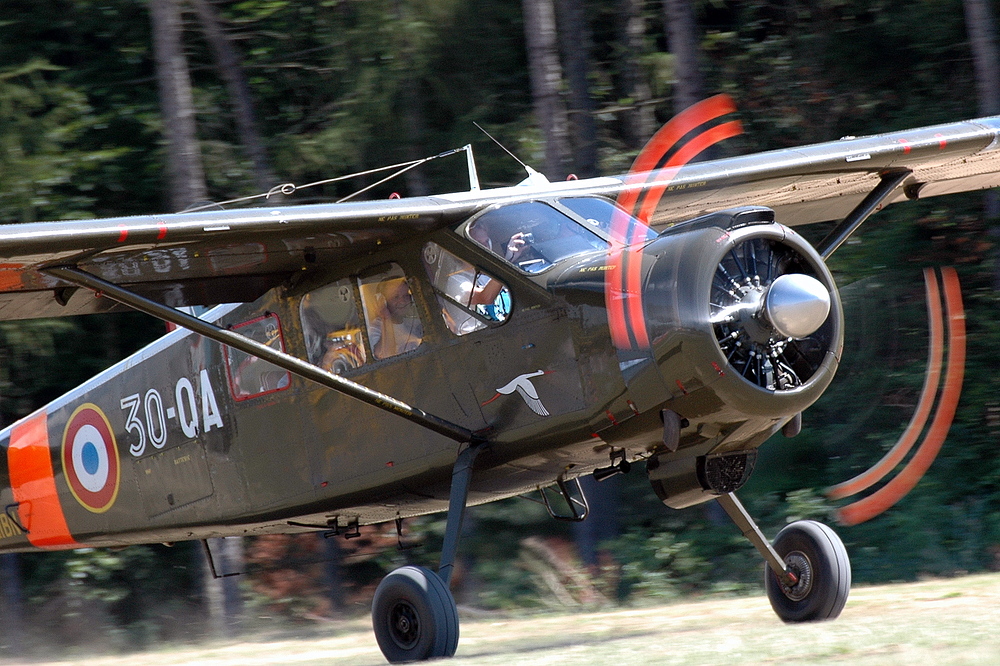 "Barnstormers Barbecue" auf der Graspiste des Flugplatzes Montabaur