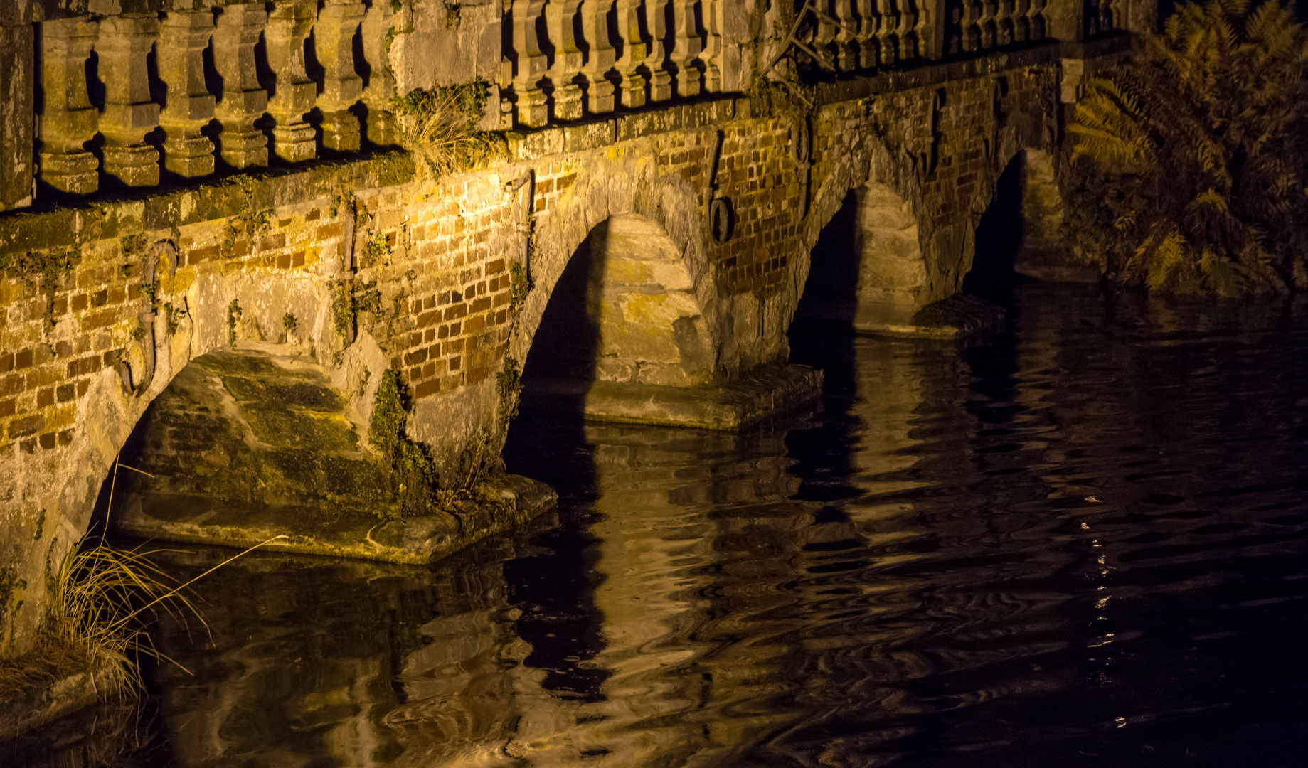 Barockbrücke bei Nacht