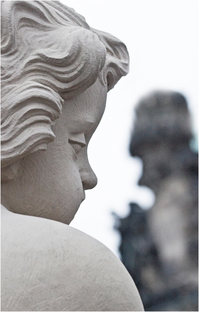 Barocke Figuren im Dresdner Zwinger IV