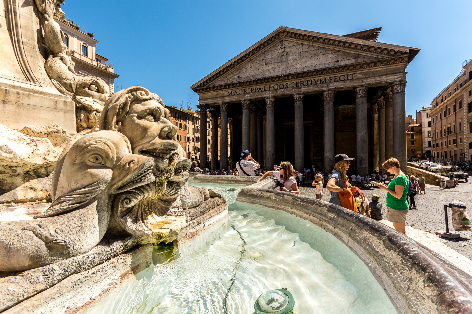 Barocker Brunnen und antiker Tempel in Rom