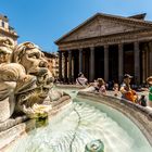 Barocker Brunnen und antiker Tempel in Rom