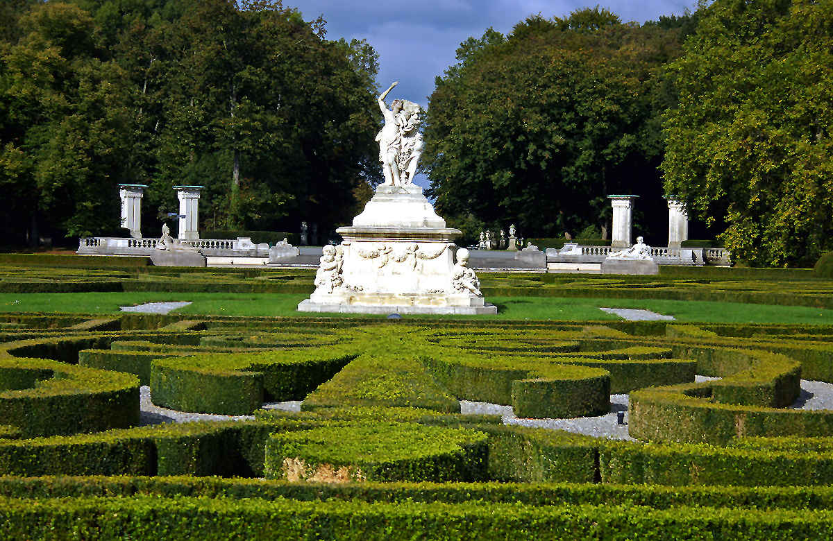 barocker Garten mit Skulptur Schloß Nordkirchen Foto & Bild fotos