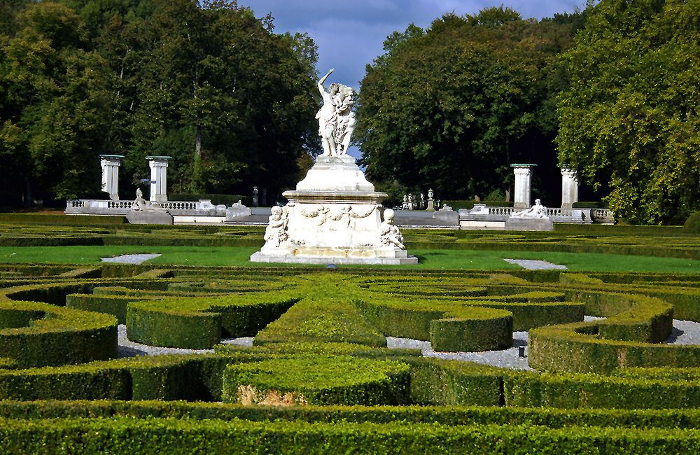 barocker Garten mit Skulptur Schloß Nordkirchen Foto & Bild fotos