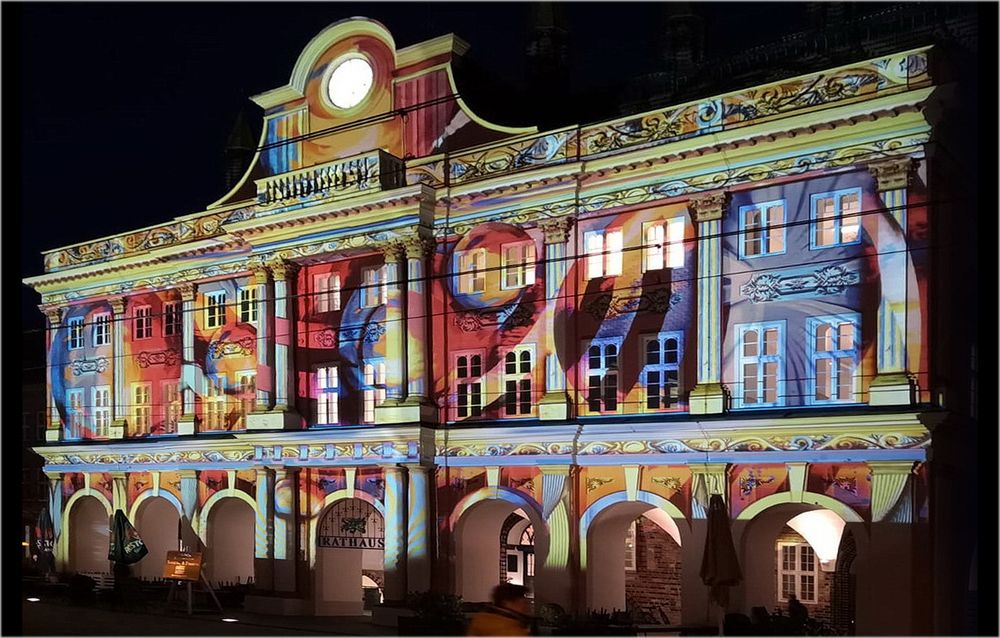 barocker Vorbau des Rostocker Rathaus bei Nacht