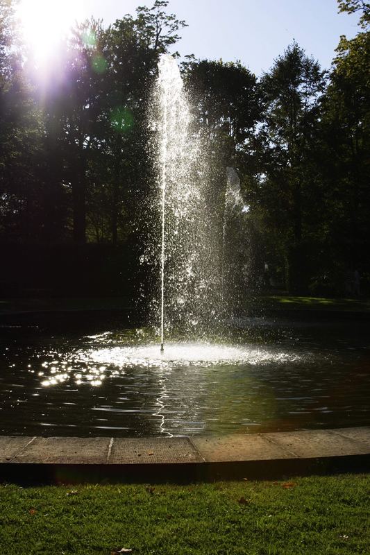 Barockschloß Lichtenwald" Fontäne im Park"