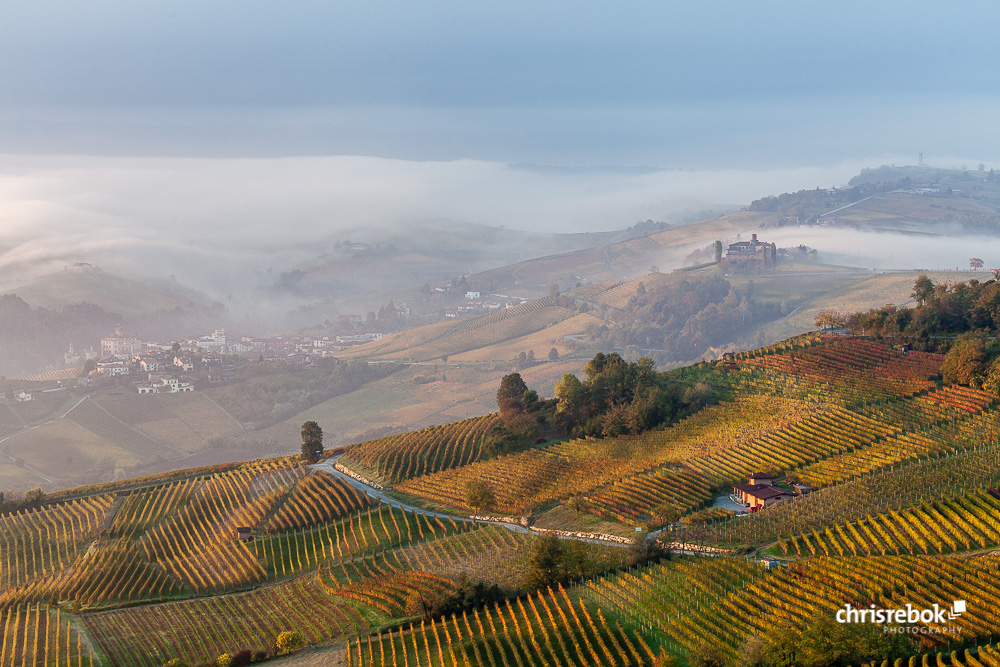 Barolo bei Sonnenaufgang (Piemont, Italien)