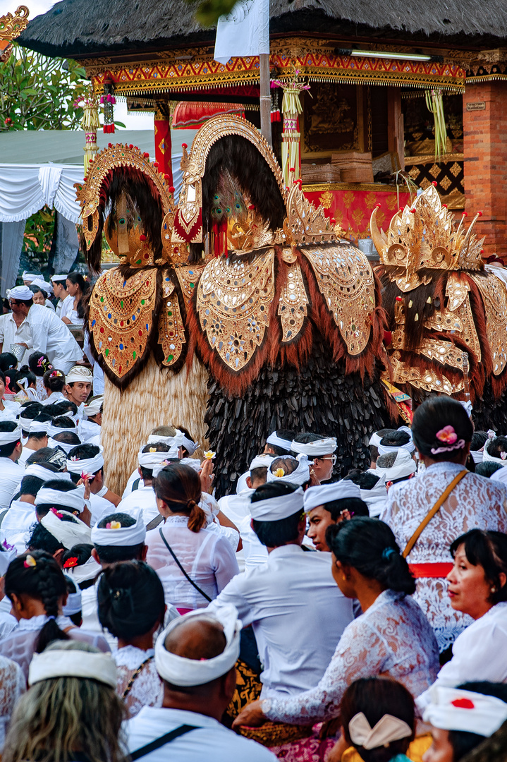 Barong going around inner area