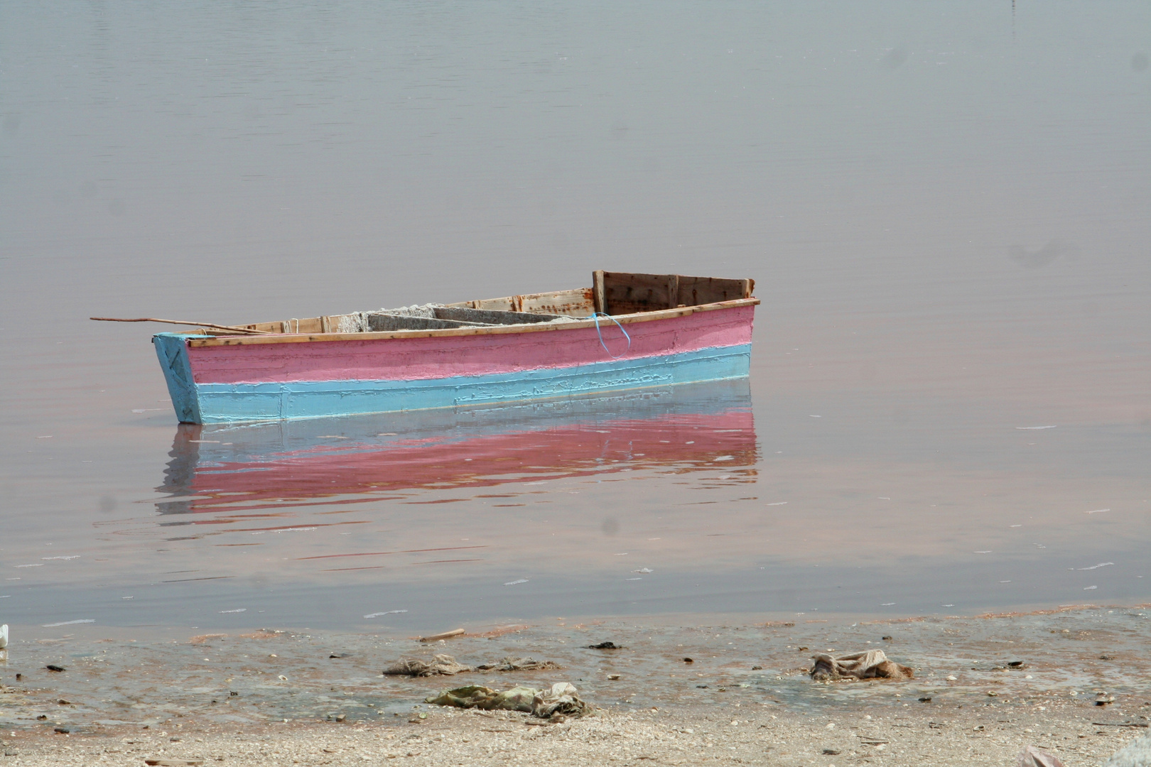 Barque à sel sur le Lac Rose