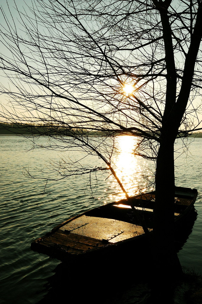 Barque au coucher du soleil.
