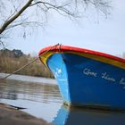 barque bleu au fil de l'eau